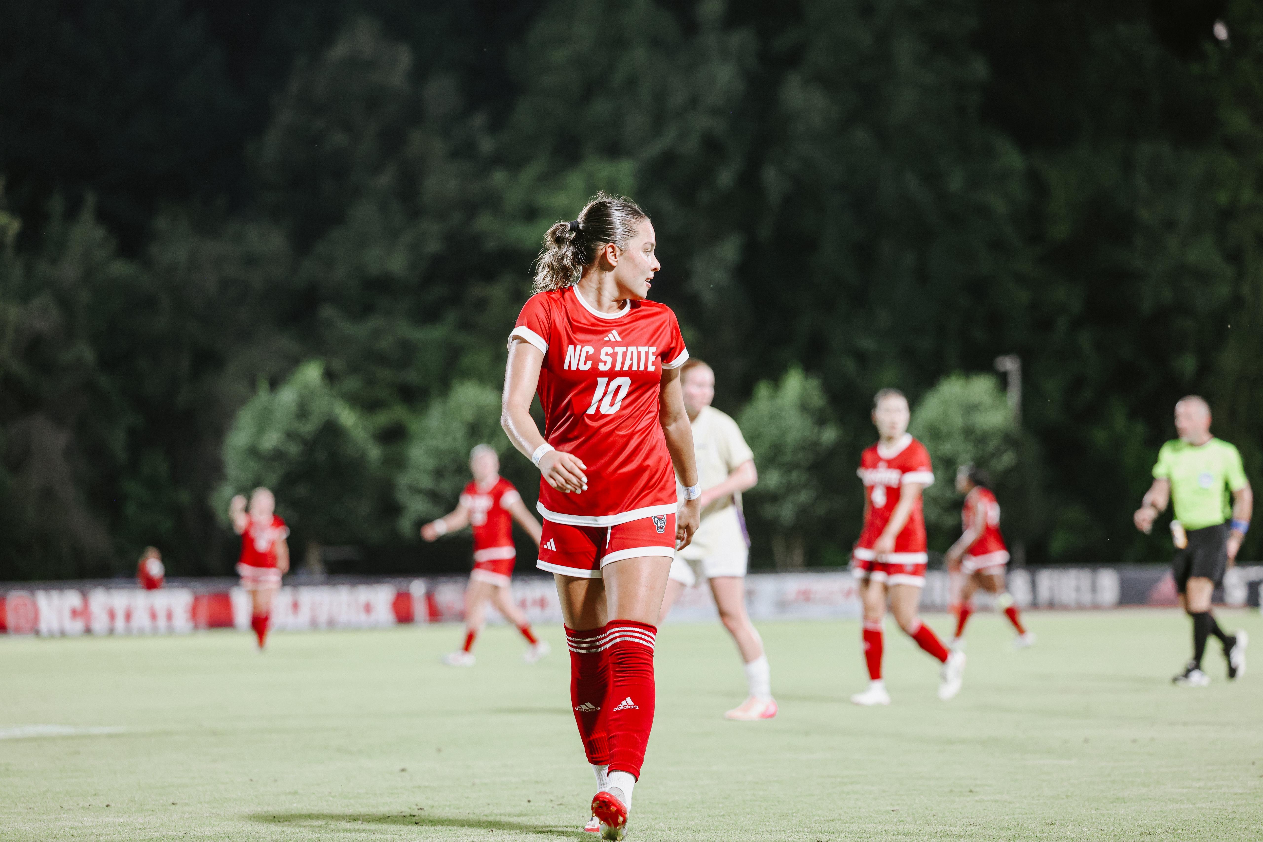 Antonella Mazziotto, jugadora uruguaya de fútbol femenino en NC State (NCAA División I), con la camiseta número 10 del Wolfpack
